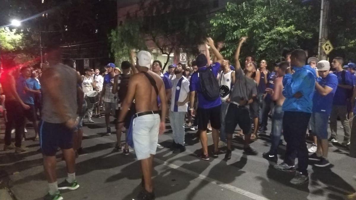 Torcedores do Cruzeiro voltam a protestar em frente  sede administrativa do clube, no Barro Preto