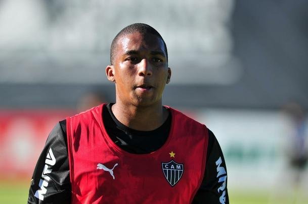 O volante Danilo Pires foi emprestado do Santa Cruz ao Atlético no começo de 2015. Ao todo, foram dez partidas e nenhum gol. O jogador deixou o Galo após o Alvinegro decidir por não comprar seu passe. Hoje, defende o Paysandu.