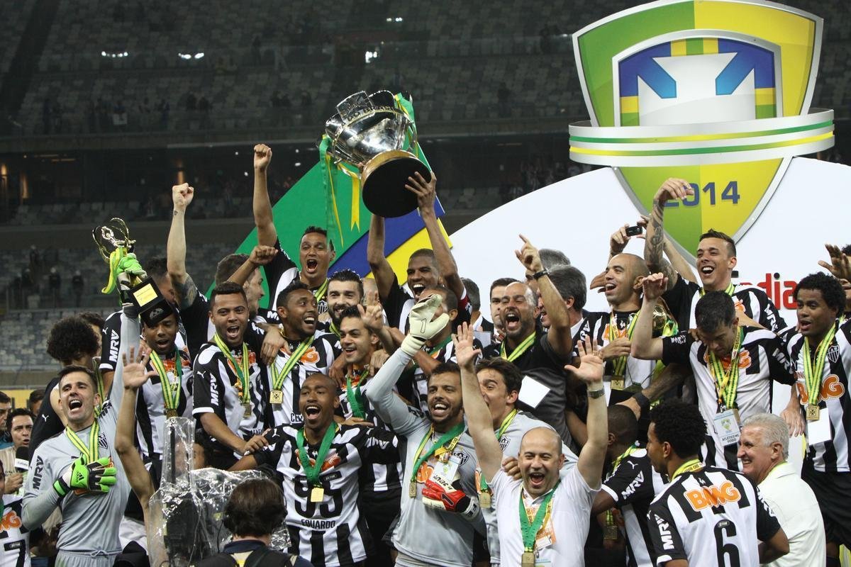 Capito Leonardo Silva ergue a taa e jogadores festejam o ttulo indito da Copa do Brasil