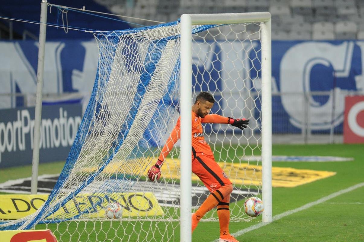 Atacante Rafael Sobis, do Cruzeiro, marcou gol de placa no Mineiro na vitria por 4 a 1 sobre o Brasil de Pelotas, pela 26 rodada da Srie B. Do meio-campo, ele viu o goleiro Rafael Martins adiantado e tocou por cobertura. Um chute perfeito e que entra para a histria do clube e do estdio. (5/12/2020)