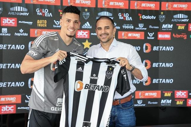 Paulinho foi oficialmente apresentado na Cidade do Galo nesta sexta-feira (16/12).