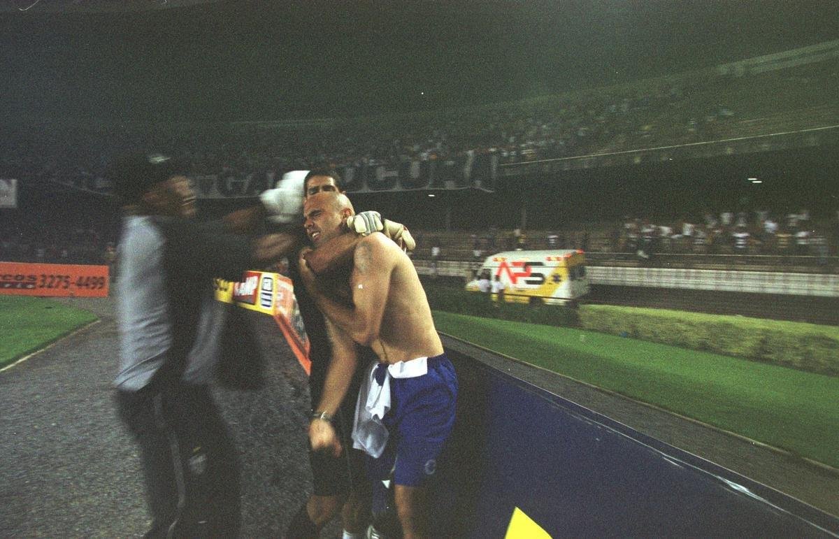 Briga entre Cris, do Cruzeiro, e goleiro Eduardo, do Atltico, no clssico de 2004. Dias depois, atletas fizeram as pazes em audincia no Juizado Especial Criminal, no Forum Lafayette