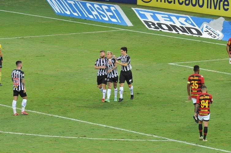 Fotos do gol de Vargas, do Atltico, sobre o Sport. Ele marcou o terceiro da vitria por 3 a 0, em cobrana de pnalti.