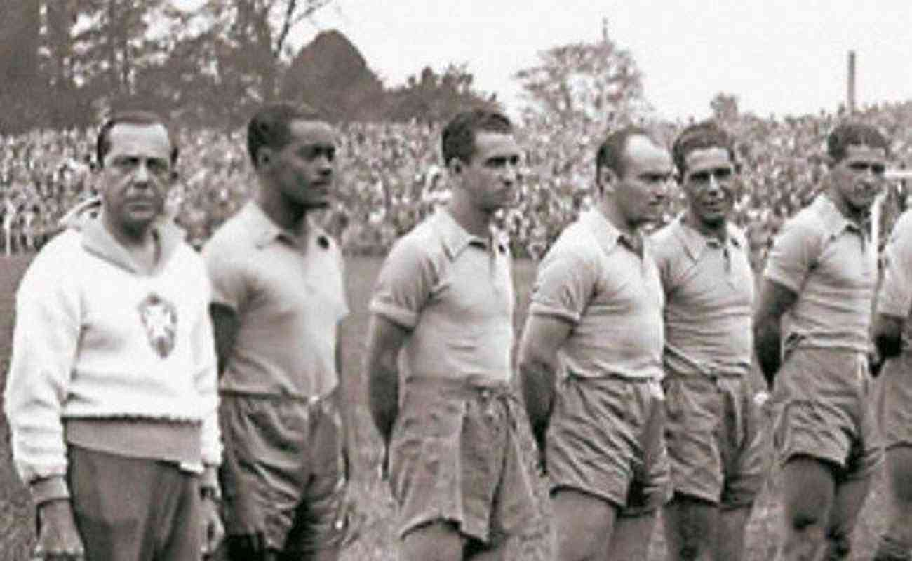 Ademar Pimenta (o primeiro da esquerda para a direita), tcnico da Seleo Brasileira na Copa do mundo de 1938