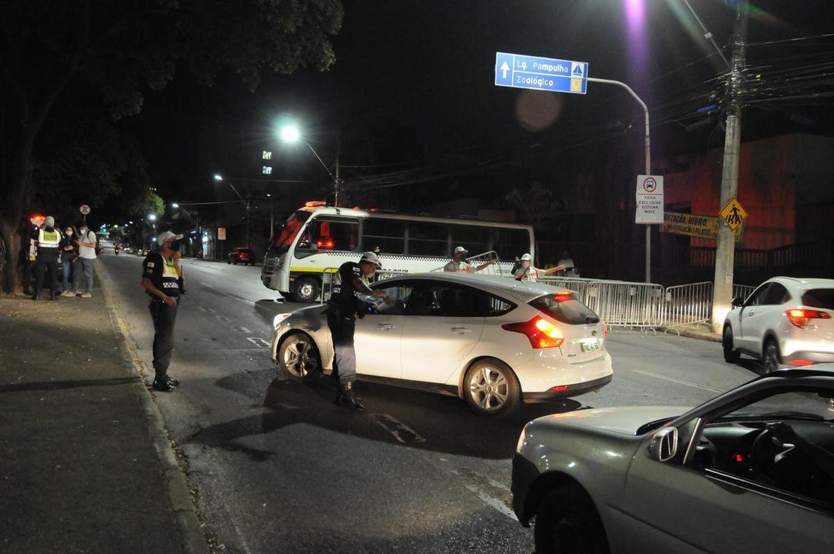 Torcida do Cruzeiro voltou ao Mineiro aps meses de ausncia devido  pandemia. Houve grandes filas devido  desorganizao do clube, que demorou a enviar funcionrios aos portes para fazer a conferncia dos exames de COVID-19. Na Alameda das Palmeiras, muitos cruzeirenses se aglomeraram e no usaram mscara prximo ao Bar do Peixe.