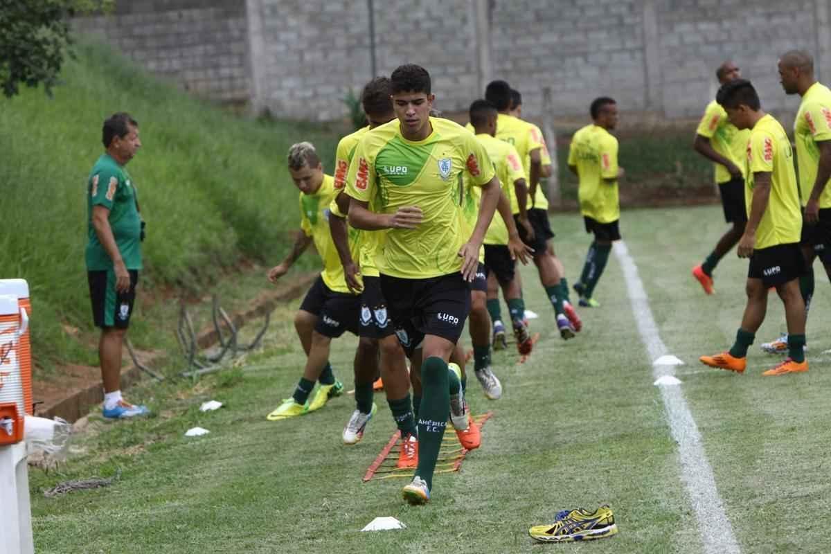 O elenco do Amrica se reapresentou para a temporada 2015 na tarde desta segunda-feira, no CT Lanna Drumond. Depois de reunio com integrantes do conselho de administrao, os jogadores foram para um campo secundrio, onde realizaram o primeiro trabalho com bola. O gramado principal passa por reformas.