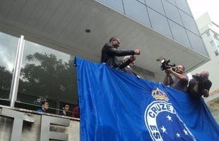 Novo reforo do Cruzeiro, Jlio Baptista foi recepcionado pelo presidente Gilvan de Pinho Tavares e acenou para torcedores da sacada da sede administrativa no Barro Preto