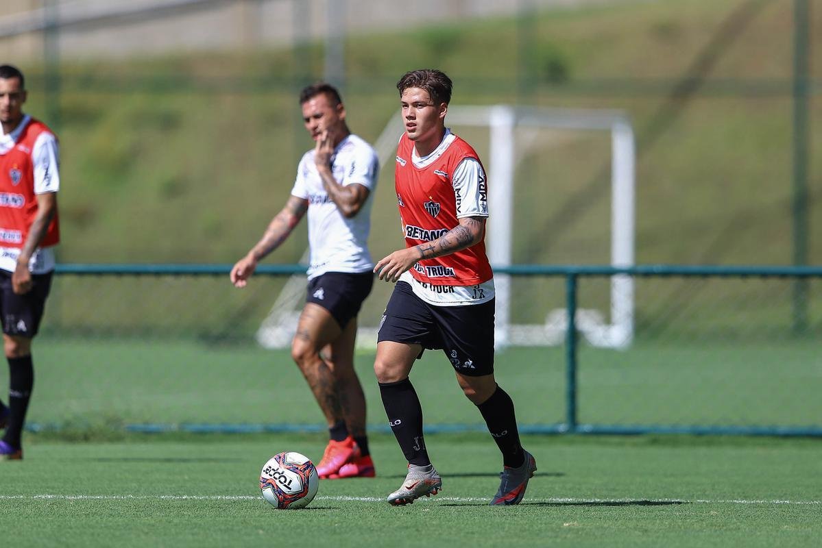 Fotos do coletivo entre profissionais e sub-20 do Atltico