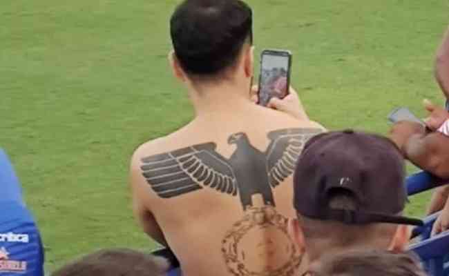 Torcedor exibe tatuagem nazista durante confronto entre São Raimundo-AM e São Raimundo-RR, pela Série D do Brasileiro 