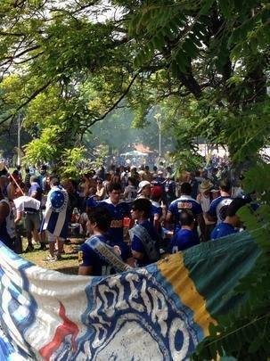 Torcida do Cruzeiro j comea a se movimentar em vrios pontos da cidade antes da partida contra o Grmio, s 17h, no Mineiro