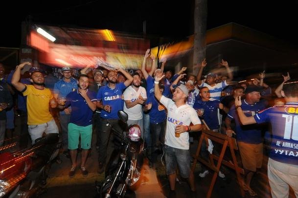 Torcedores do Cruzeiro iniciam viglia de 24 horas para aguardar final da Copa do Brasil, contra o Flamengo, no Mineiro. Esforo pelo sonho do pentacampeonato nacional.