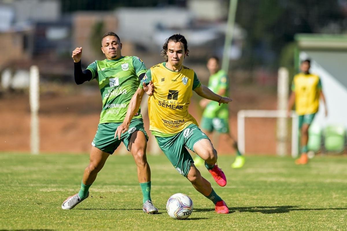 Dos dias 26 a 28 de janeiro, o Amrica realizou atividades totalmente voltadas ao confronto contra o Ava, pela 38 rodada da Srie B do Campeonato Brasileiro. Nesta sexta-feira (29), s 21h30, Coelho e Leo da Ilha se enfrentam no Independncia, em Belo Horizonte. A partida pode selar um indito tricampeonato do Amrica, que se isolaria como maior vencedor da competio. Alm disso, o elenco almeja a conquista para coroar uma temporada histrica, em que o clube foi semifinalista da Copa do Brasil.