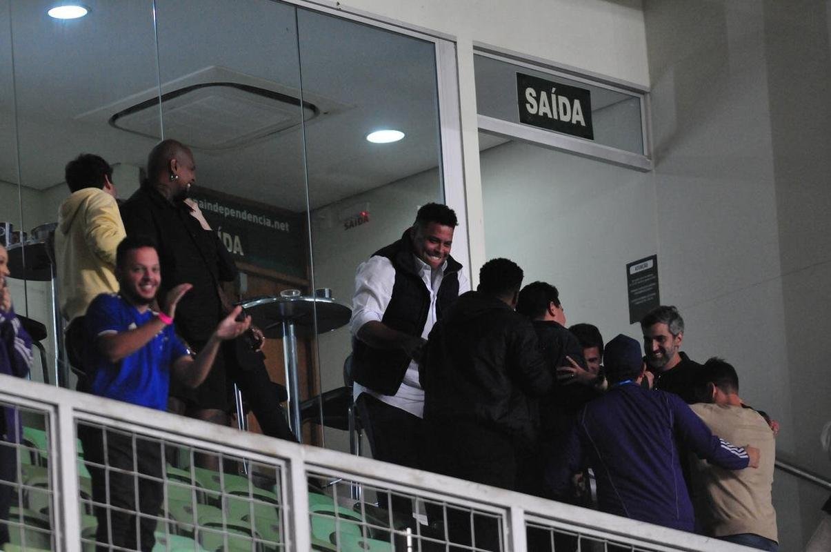 Investidor do Cruzeiro, Ronaldo marca presena em jogo contra o Grmio no Independncia 