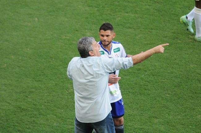 Cruzeiro goleou URT por 3 a 0 no Independncia com gols de Thiago, Machado e Edu em sua estreia no Mineiro. Ronaldo, dono da SAF, assistiu  partida no Horto. Duelo marcou estreia do tcnico uruguaio Paulo Pezzolano