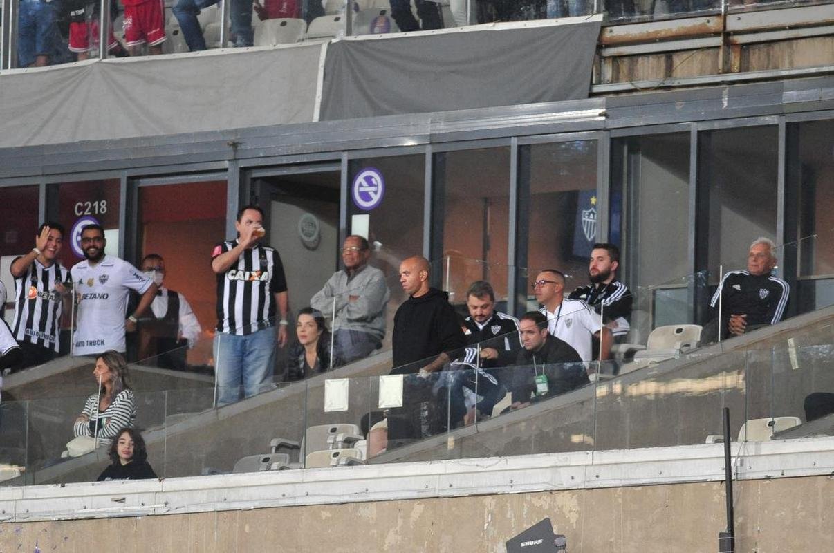 Festa da torcida do Atltico com a vitria por 1 a 0 sobre o Emelec, no Mineiro, pelas oitavas de final da Copa Libertadores; gol de Hulk, em cobrana de pnalti