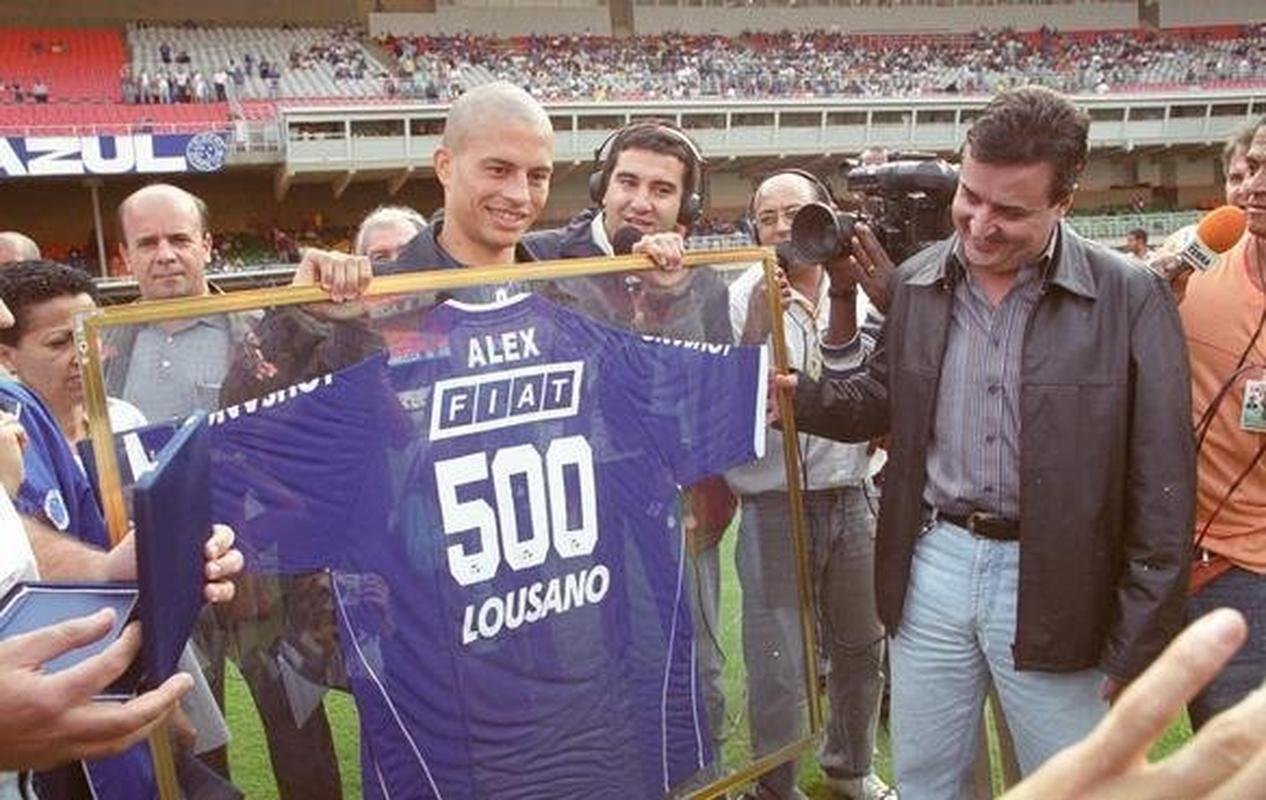 Alex recebeu homenagem quando completou 500 jogos na carreira profissional