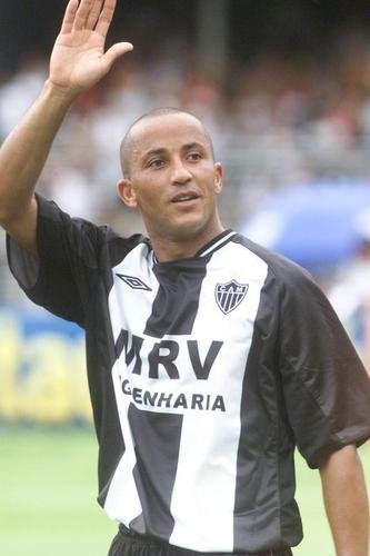 Alex Mineiro - Jogou no Atlético em 2004. Foi para o Palmeiras em 2008.