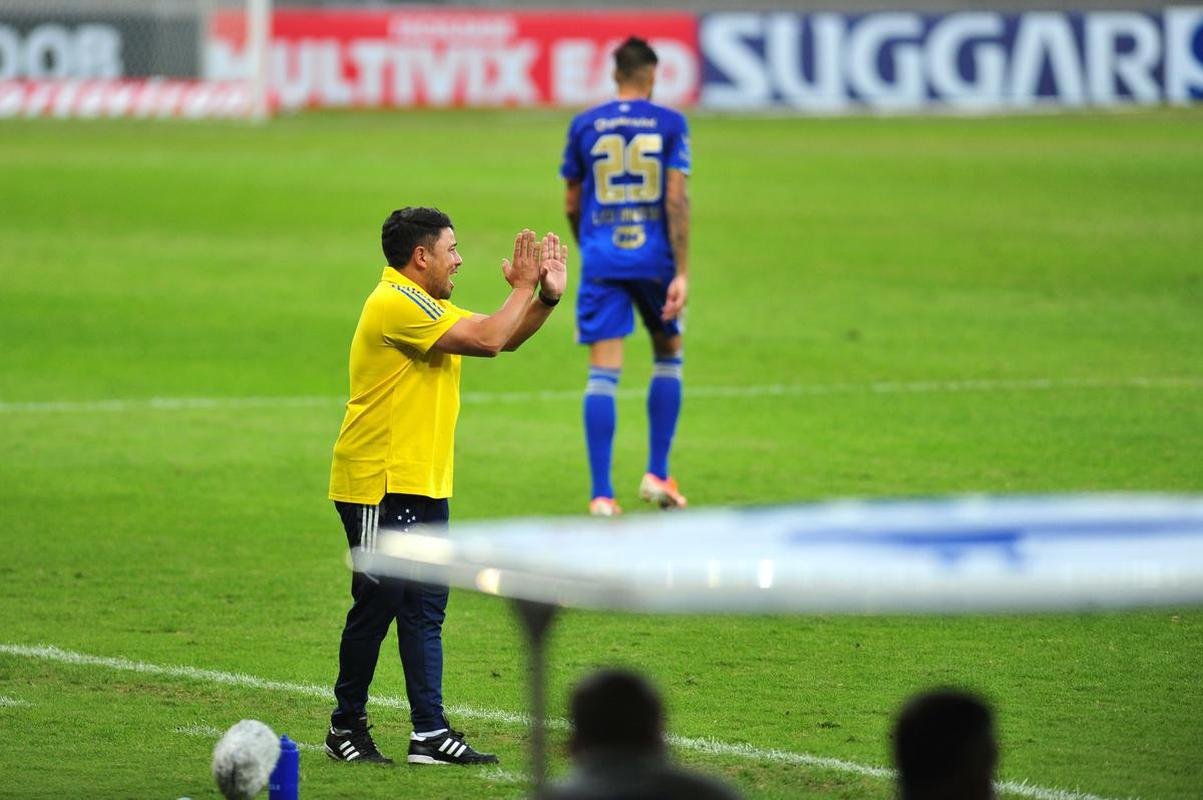 Com gols de Marcos Serrato e Renato (2), o Ava venceu o Cruzeiro por 3 a 0, neste sbado, no Mineiro, pela 12 rodada da Srie B