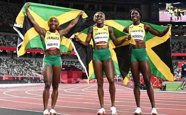 Pódio jamaicano com Elaine Thompson-Herah, ouro, ao centro, Shelly-Ann Fraser-Pryce, prata, à esquerda, e Shericka Jackson, bronze, à direita