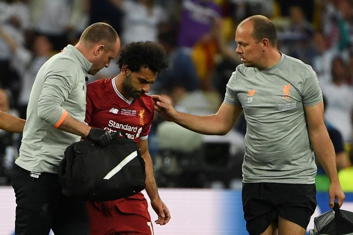 Salah, do Liverpool, sofreu falta de Sergio Ramos, machucou ombro esquerdo e deixou a final no primeiro tempo