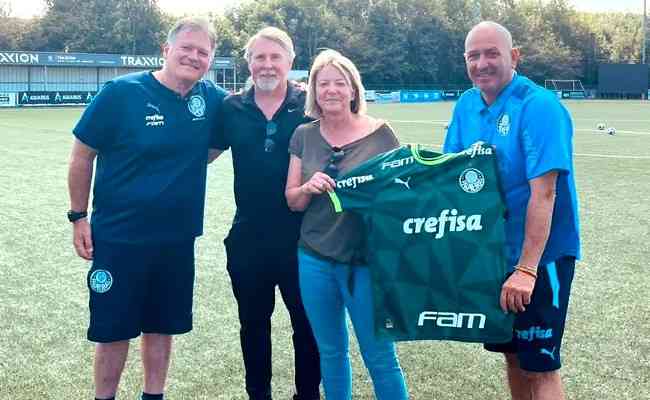 Pais de Kevin de Bruyne recebem camisa do Palmeiras de presente