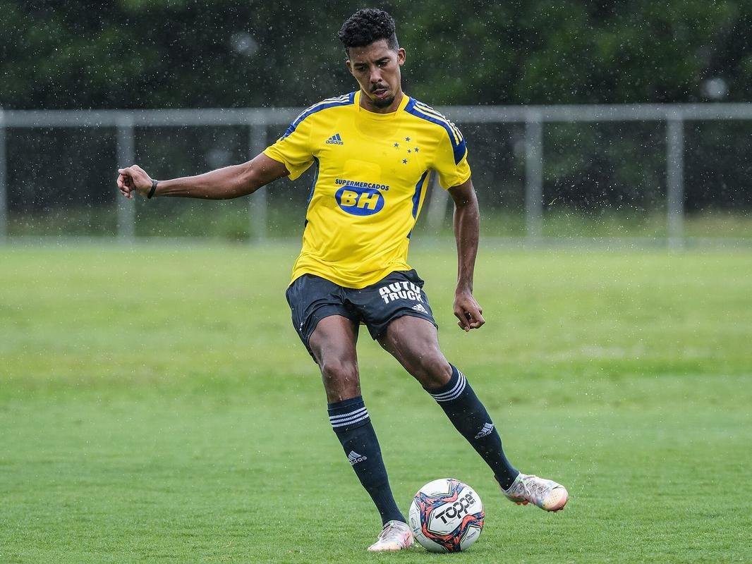 Imagens do treino do Cruzeiro neste sbado (8), sob forte chuva, na Toca da Raposa II, em Belo Horizonte