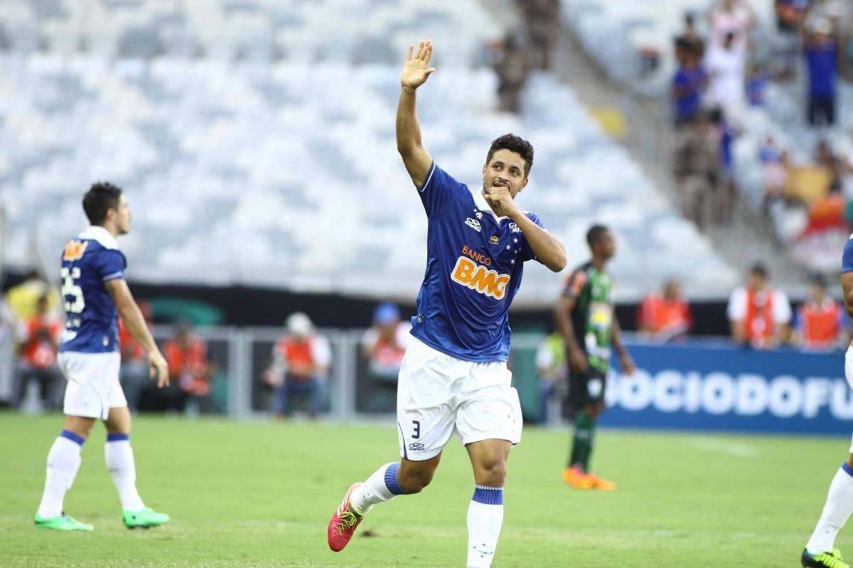 O Cruzeiro venceu o Amrica por 2 a 0, no dia 9 de fevereiro de 2014, no Mineiro, em Belo Horizonte, pela 4 rodada do Campeonato Mineiro. Os gols da Raposa foram marcados pelo zagueiro Lo.