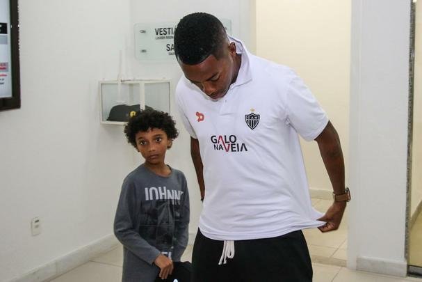 Confira imagens da chegada e da apresentao de Robinho no Atltico