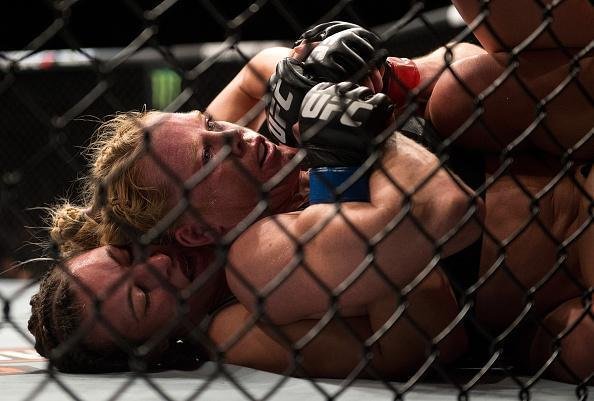 Miesha Tate finaliza Holly Holm com mata-leão, no quinto round, e conquista cinturão peso galo