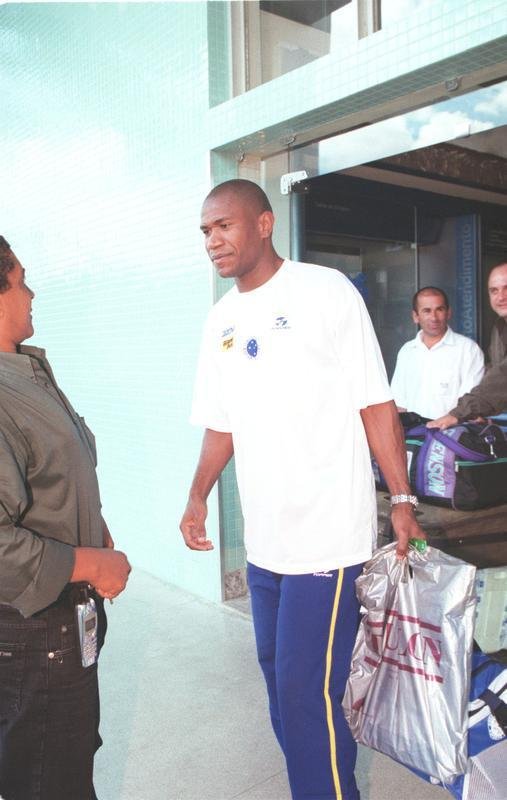 Fotos do zagueiro Joo Carlos em suas passagens pelo Cruzeiro, entre 1996 e 2001