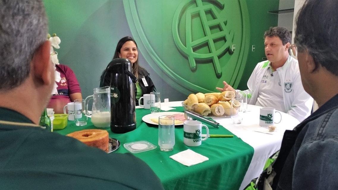 Adilson Batista recebeu grupo de torcedores do Amrica em caf da manh no CT Lanna Drumond