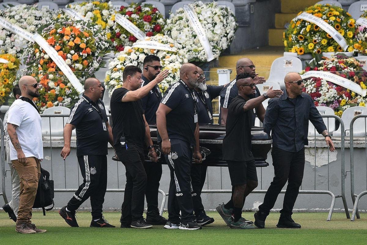 Corpo de Pel  velado na Vila Belmiro, estdio do Santos. 