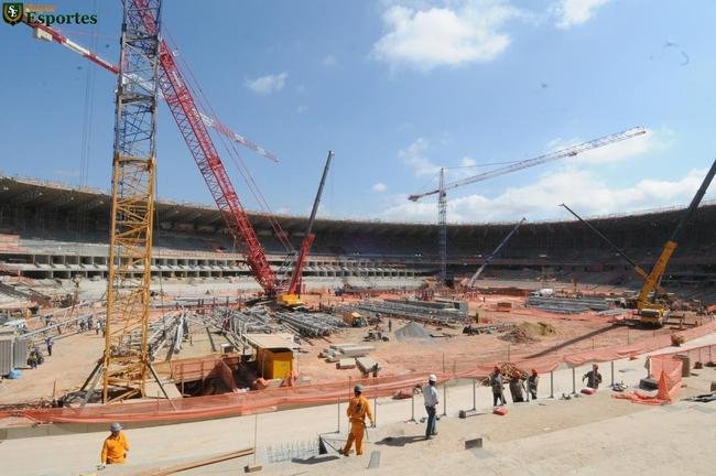 07/08/2012 - No interior do estdio, anel inferior quase todo montado. Mineiro com nova cara.