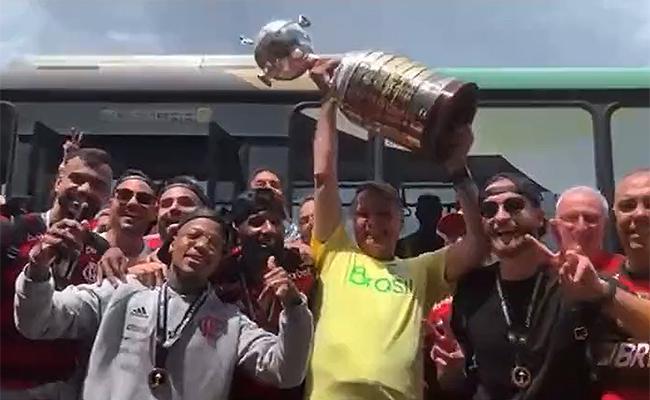 Bolsonaro posou para foto com alguns jogadores do Flamengo
