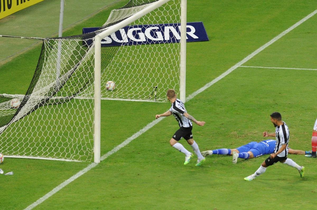 No segundo tempo, o Tombense saiu na frente, com gol de pnalti de Rubens. Logo depois, Sasha empatou para o Galo, aps falha pontual do goleiro Felipe. 