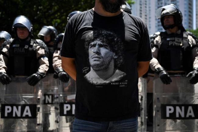 Argentinos celebram, pelas ruas de Buenos Aires, a classificao da seleo s quartas de final da Copa do Mundo do Catar. Equipe liderada por Lionel Messi venceu a Austrlia, neste sbado (3), por 2 a 1