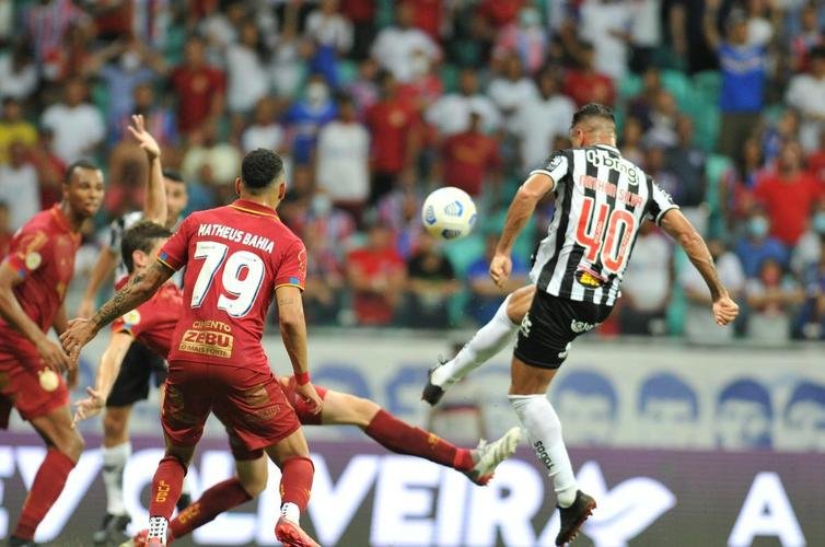 Torcida do Bahia vibra com gols; tcnico Cuca fica cabisbaixo