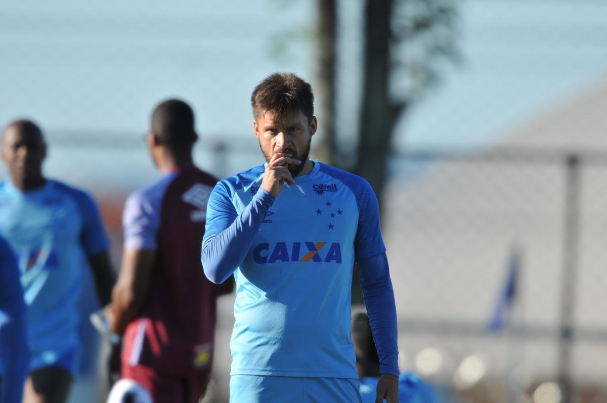 Fotos do treinamento do Cruzeiro desta tera-feira, na Toca II (Alexandre Guzanshe/EM D.A Press)