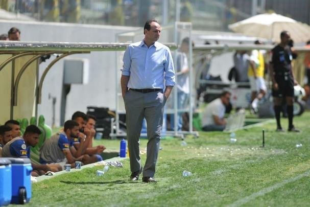 Jogadores do Cruzeiro e tcnico Rogrio Ceni deixaram campo do Independncia muito abatidos depois de derrota por 4 a 1 para o Grmio, pela 18 rodada do Campeonato Brasileiro. Torcida xingou diretoria, em especial o vice-presidente de futebol, Itair Machado