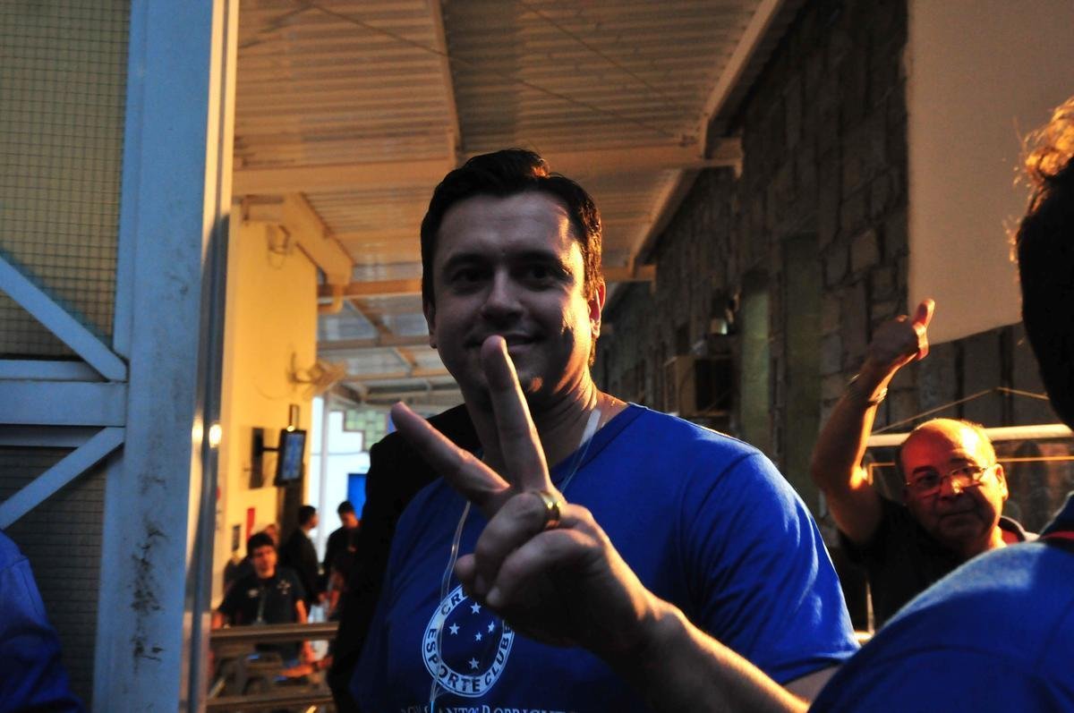 Fotos da eleio presidencial no Cruzeiro. Parque esportivo do Barro Preto, em BH, esteve lotado durante tarde e noite desta segunda-feira. Srgio Rodrigues mostra otimismo durante pleito