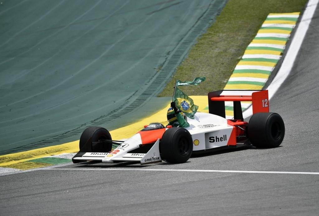 Bruno Senna pilota McLaren histrica de Ayrton e leva Interlagos ao delrio