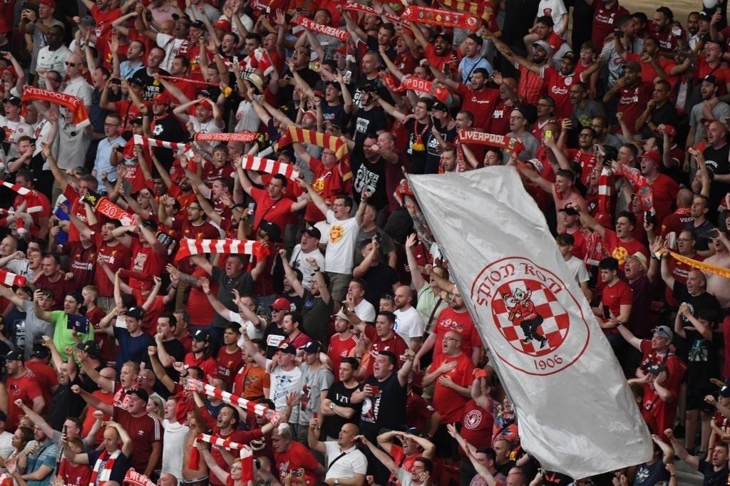 Nas ruas e no estdio, torcedores vibraram aps mais um ttulo do Liverpool