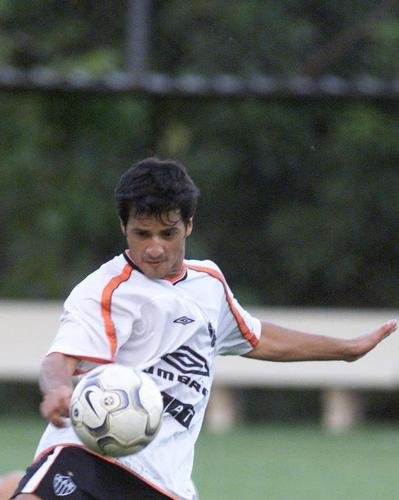 Alessandro Cambalhota - o atacante se aposentou em 2012. Depois, continuou trabalhando no mundo da bola.