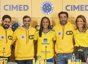 Evento na sede da empresa em São Paulo, nesta terça-feira, marcou início da parceria da farmacêutica com o clube celeste
