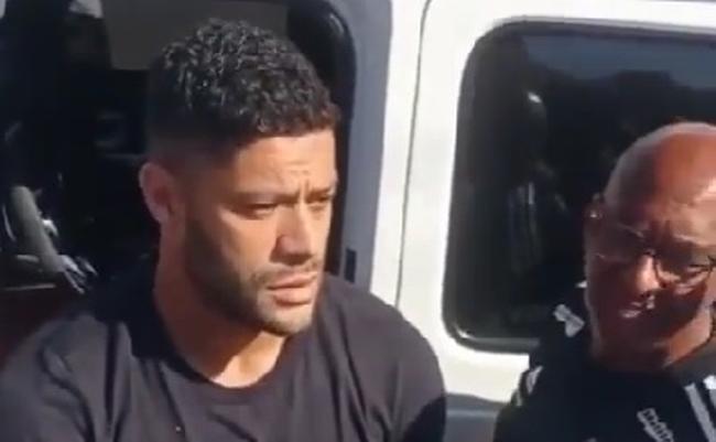 Hulk se bajó del auto para hablar con los hinchas de Gallo
