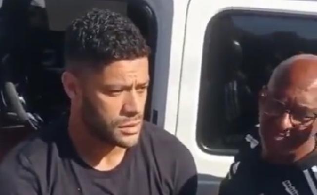 Hulk desceu do carro para conversar com os torcedores do Galo