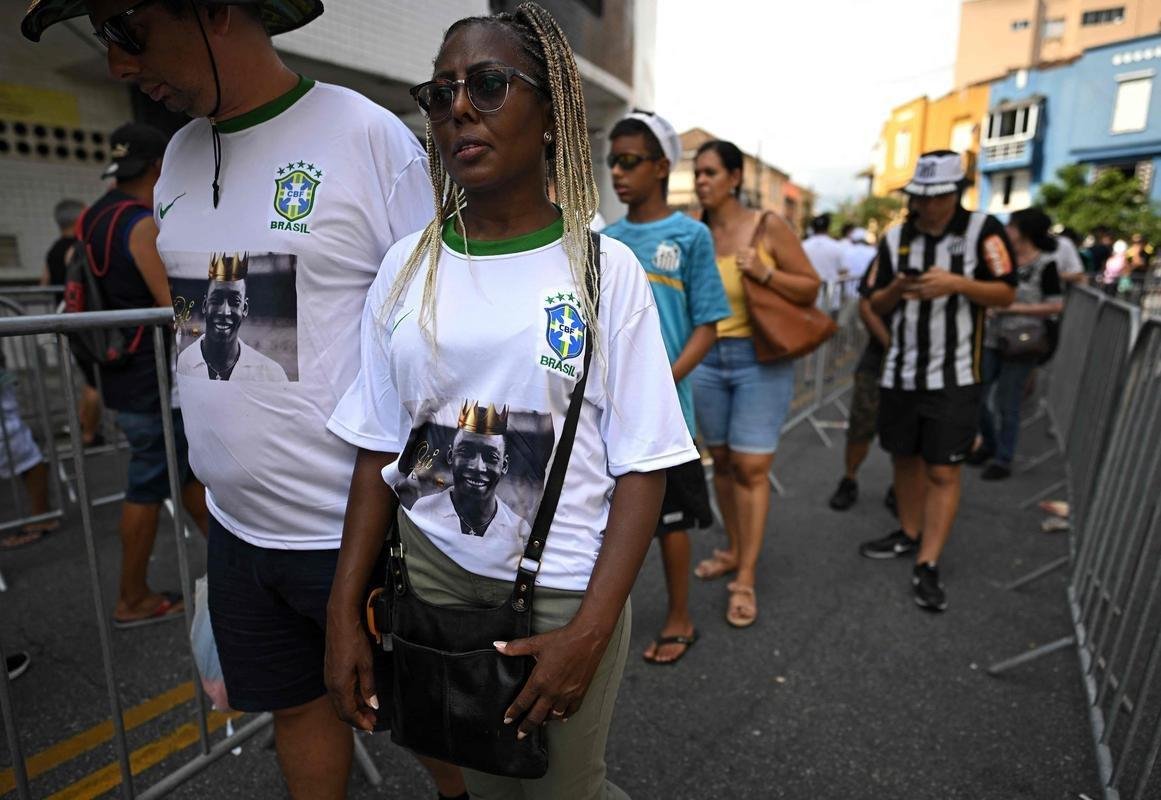 Os ltimos momentos do velrio de Pel, na Vila Belmiro, estdio do Santos. 