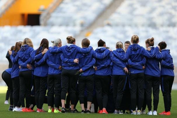 Jogadoras norte-americanas aproveitaram tempo no estdio para tirar fotos no gramado