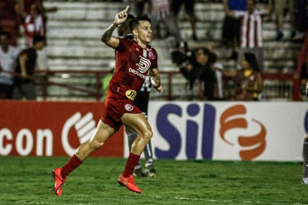 Náutico foi melhor no primeiro tempo e terminou a etapa inicial vencendo pelo placar de 1 a 0, com gol do meia Jean Carlos.