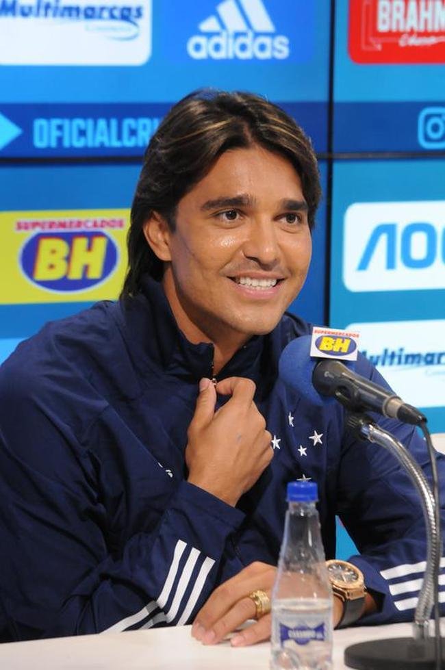 Fotos da apresenta��o do atacante Marcelo Moreno como novo refor�o do Cruzeiro para 2020. Duante entrevista, jogador foi acompanhado pela esposa Marilisy Antonelli e pela filha, Maria Clara